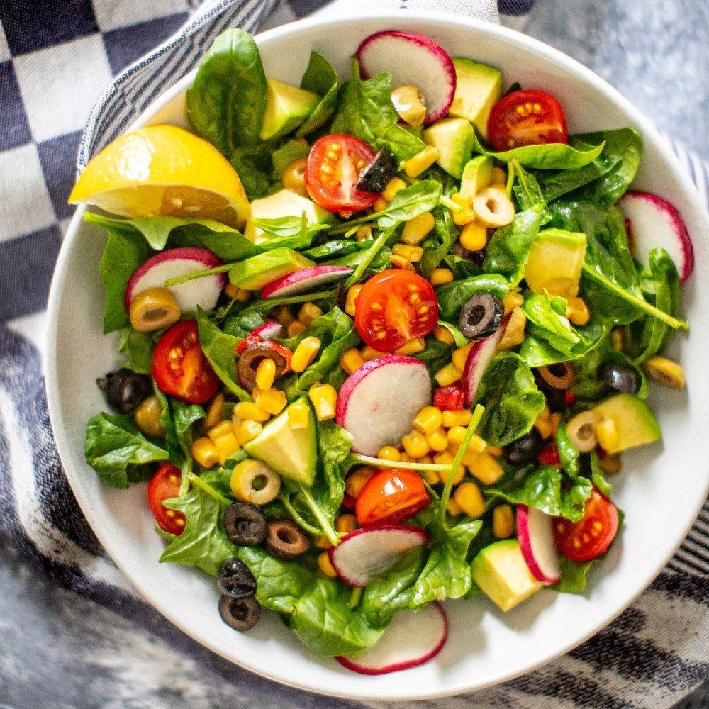 Italjanskij salat s rediskoj avokado cherri i limonnoj zapravkoj 4dc6208.jpg