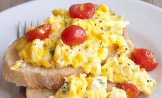 Jaichnica boltunja s tostami i tomatami cherri 5761209.jpg