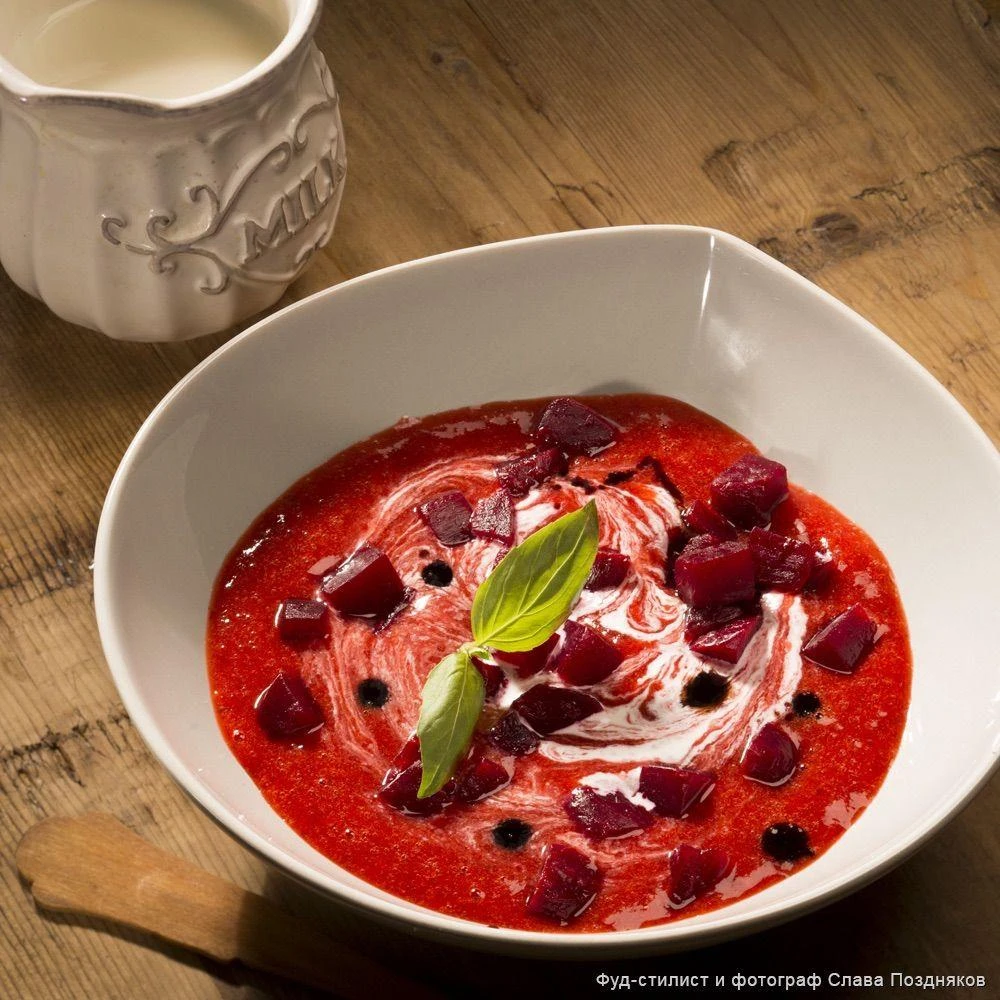 Klubnichnyj gaspacho so svjokloj i balzamicheskim kremom 4b9fb8f.webp