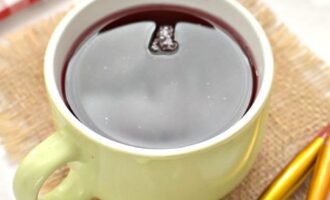 Kompot iz chjornoj smorodiny v kastrjule 7672488.jpg