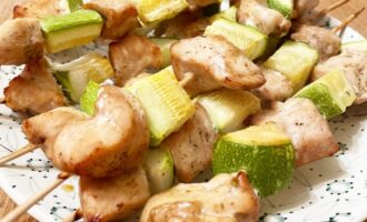 Kurinyj shashlyk v soevom souse s kabachkami v duhovke 8bb382b.jpg