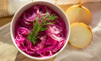 Marinovannyj luk s chesnokom 9a73967.jpg