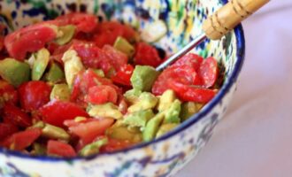 Ovoshhnoj salat iz avokado i pomidorov ba8dc49.jpg