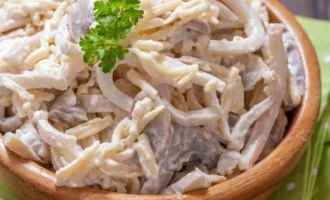 Salat iz kalmarov s gribami i syrom d8e1d0b.webp