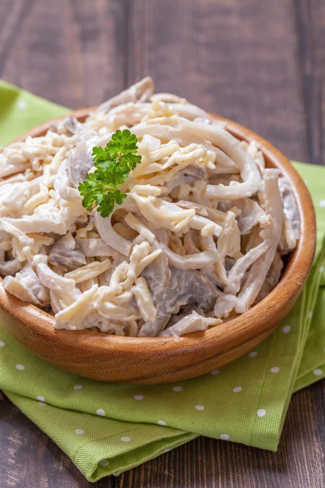 Salat iz kalmarov s gribami i syrom d8e1d0b.webp