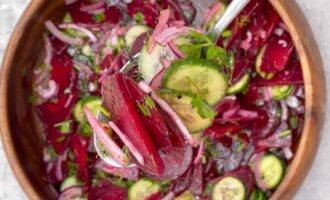 Salat iz svekly s ogurcami i zelenju d51098b.jpg