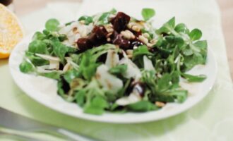 Salat iz svjokly s oreshkami parmezanom i zapravkoj iz balzamicheskogo uksusa 27335e2.jpg