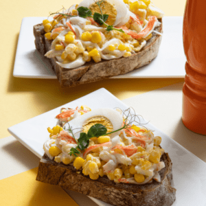 Salat na toste s krabovymi palochkami i kukuruzoi 5376756.png