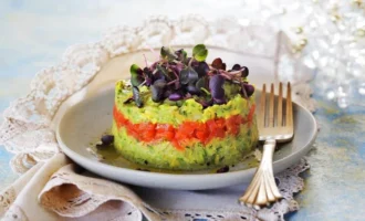 Salat s avokado krasnoj ryboj i ogurcom za 15 minut 0b6e5ff.webp