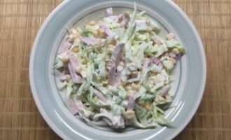 Salat s kapustoj kolbasoj kukuruzoj i ogurcami a951880.jpg