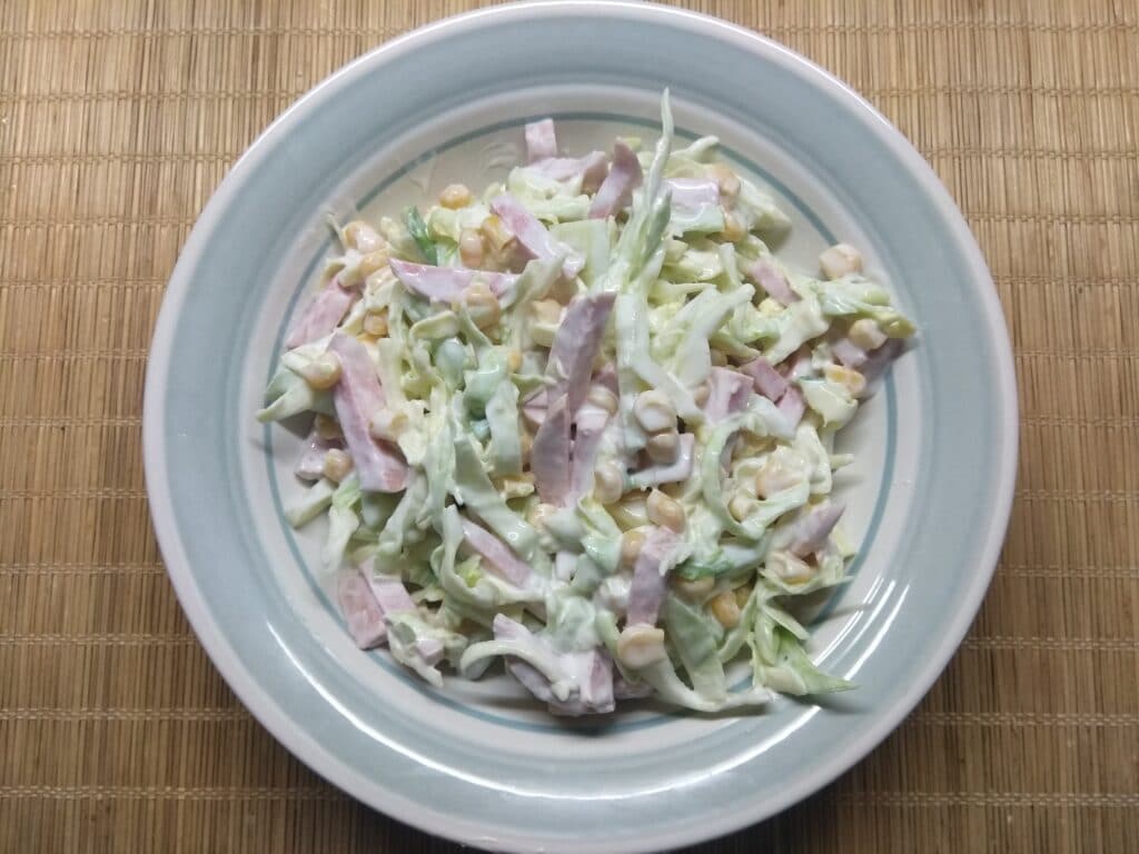 Salat s kapustoj kolbasoj kukuruzoj i ogurcami a951880.jpg