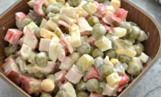 Salat s krabovymi palochkami i goroshkom ec51f2d.jpg