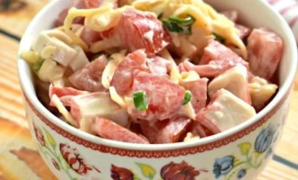 Salat s krabovymi palochkami i pomidorami bez kukuruzy f617ac4.webp