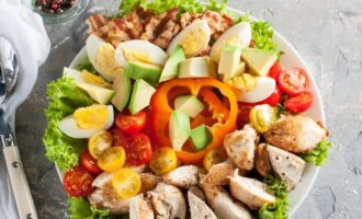 Salat s kurinoj grudkoj i ovoshhami ed73df5.jpg