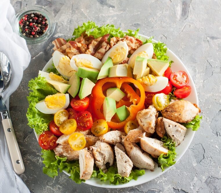 Salat s kurinoj grudkoj i ovoshhami ed73df5.jpg