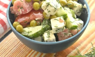 Salat s ogurcami goroshkom i syrom feta 66ed6cb.webp