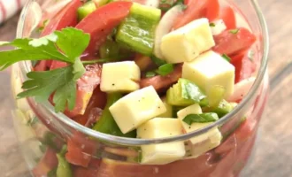 Salat s pomidorami percem i plavlenym syrom 1d95b69.webp