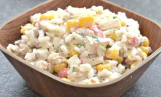 Salat s risom rybnymi konservami i krabovymi palochkami fe42489.jpg