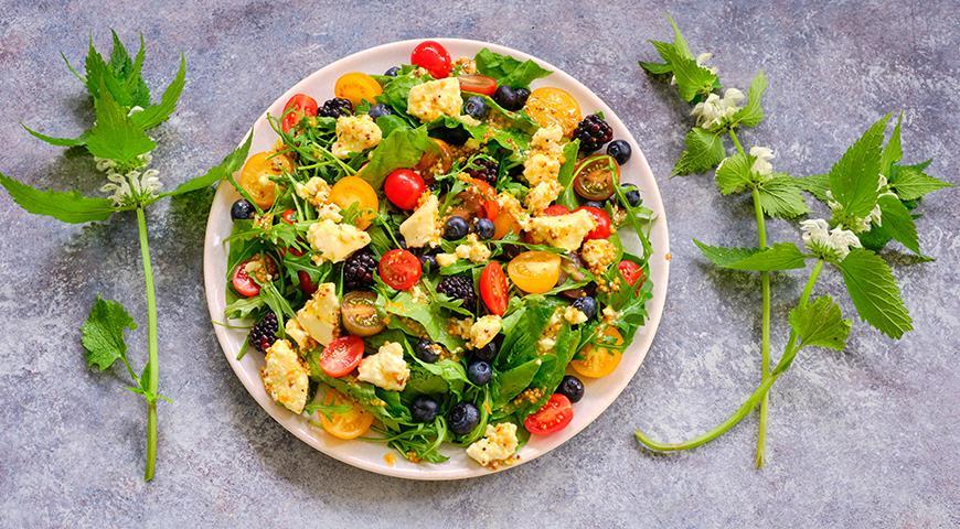 Salat s syrom shhavelem jagodami i pomidorami aa4d03e.jpg