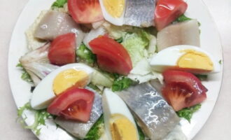 Salat seledkoj pomidorom i jajcom 8eb0140.jpg
