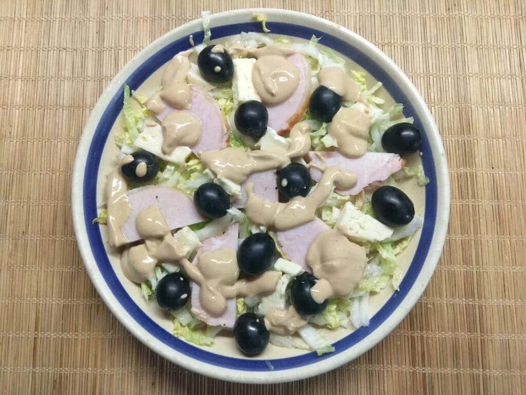 Salat so svinym balykom syrom bri i vinogradom cd89547.webp