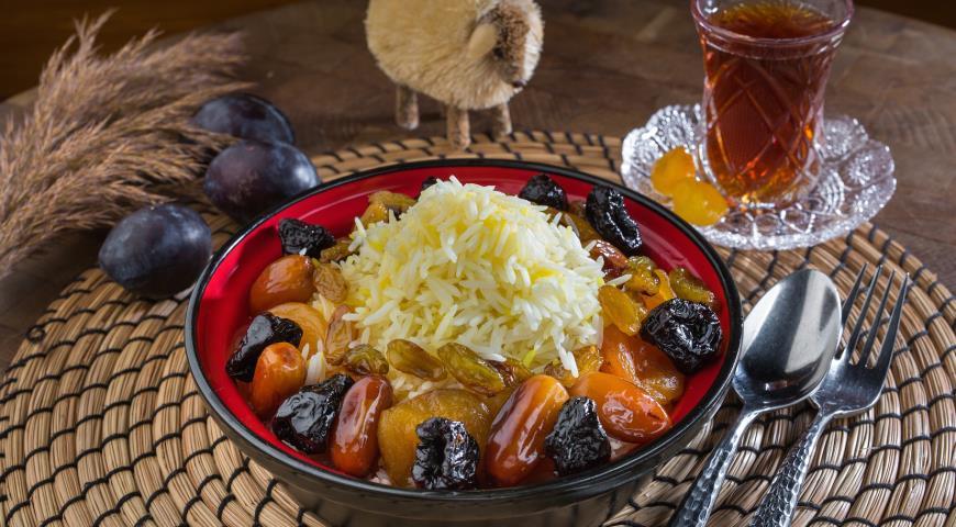 Sladkij plov s sushenymi abrikosami izjumom koricej i saharnoj pudroj shirin a831217.jpg