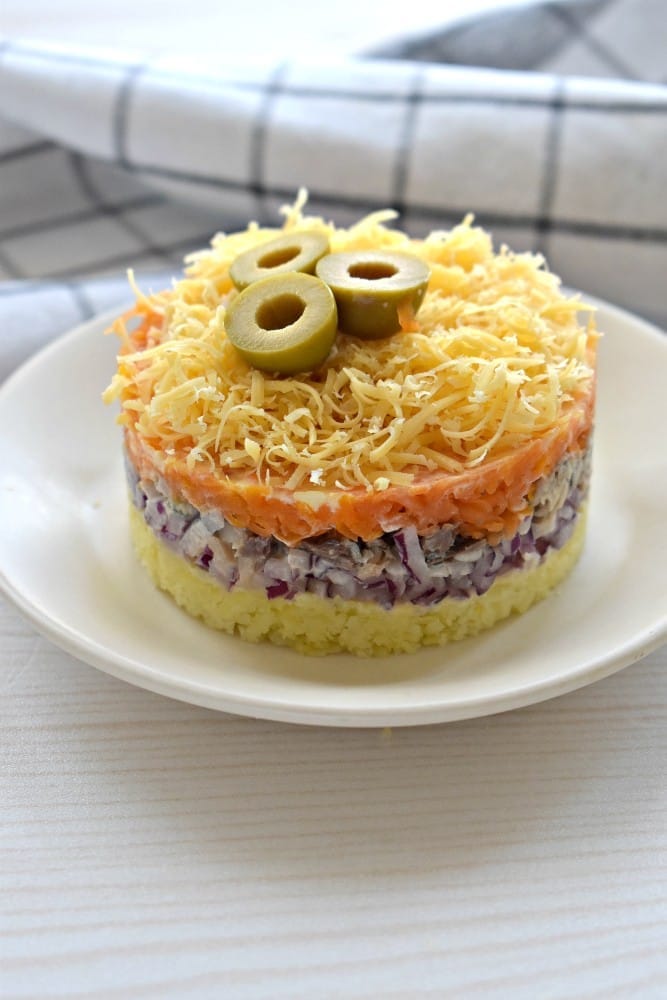 Главное фото рецепта - Слоеный салат «Мимоза» с сыром и картофелем