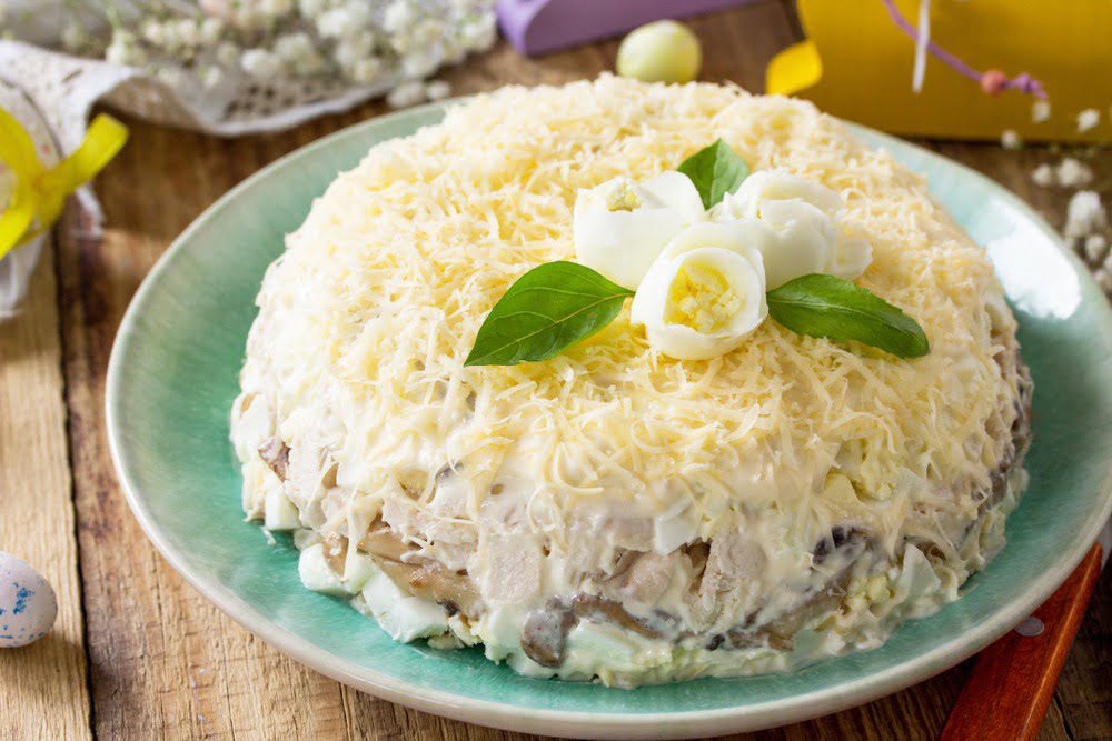 Sloenyj salat s kuricej i gribami 9758ef5.jpg