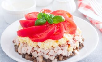 Sloenyj salat s zharenymi shampinonami i kopchenoj kuricej da98a98.jpg