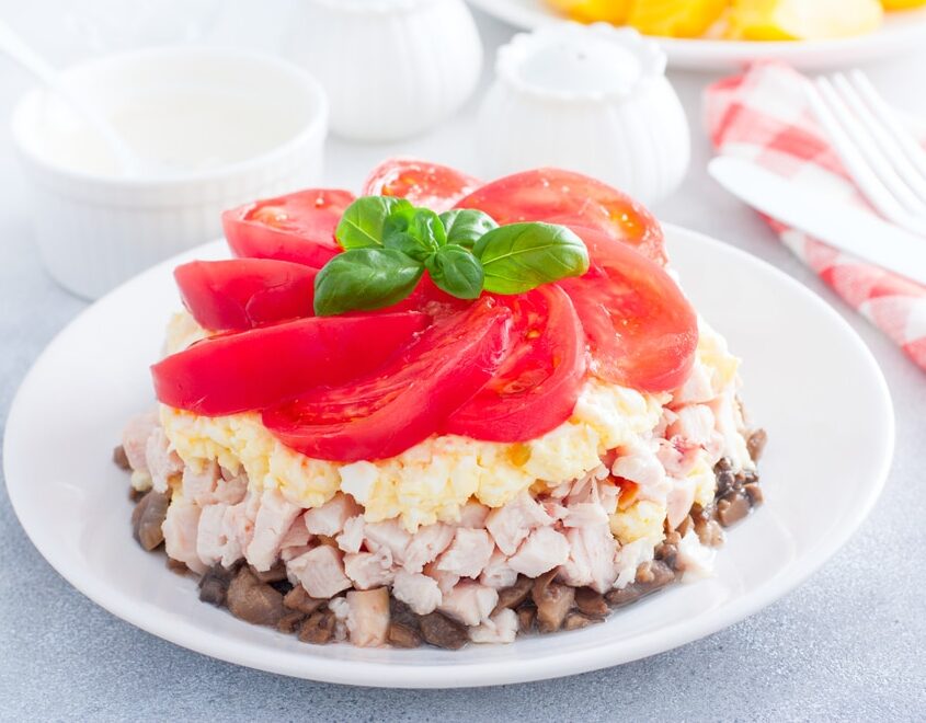 Sloenyj salat s zharenymi shampinonami i kopchenoj kuricej da98a98.jpg