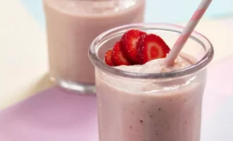 Smuzi iz cvetnoi kapusty klubniki i banana 010b22c.webp