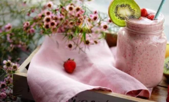 Smuzi s bananom kivi klubnikoj i kokosovym molokom 414ed53.webp