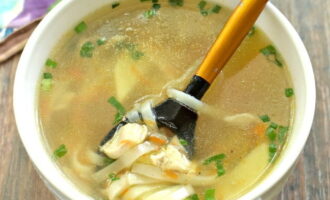 Sup s kurinymi golenjami i lapshoj 03bd56e.jpg