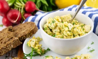 Syrnyj salat namazka s gorohom i pastoj 716e963.webp