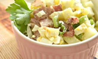 Teplyj kartofelnyj salat s bekonom f08b21c.webp
