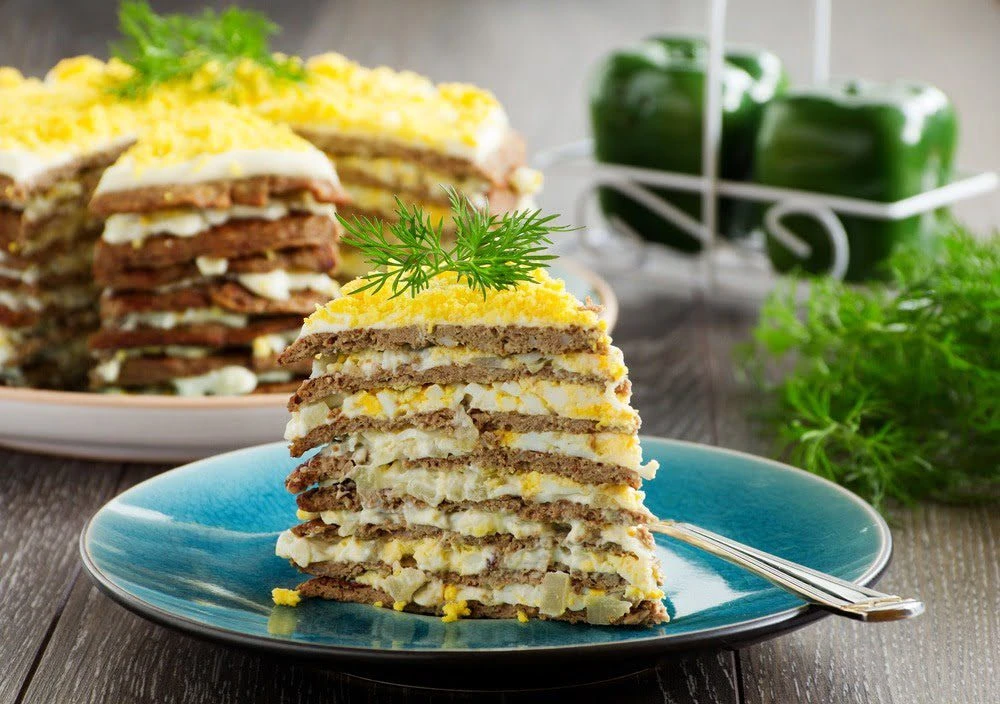 Zakusochnyj sloenyj pirog iz pecheni bb76897.webp