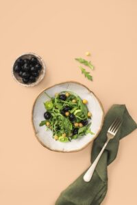 Zelenyj salat s rukkoloj maslinami i lukom poreem c428ad8.jpg