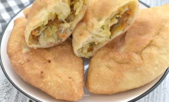 Zharenye pirozhki s kapustoj i rybnymi konservami 3c45374.jpg