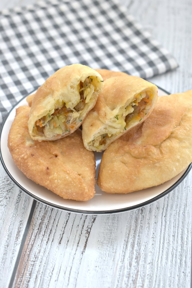 Zharenye pirozhki s kapustoj i rybnymi konservami 3c45374.jpg